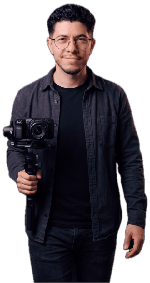 Rai Damasceno de pé, com a câmera no gimbal